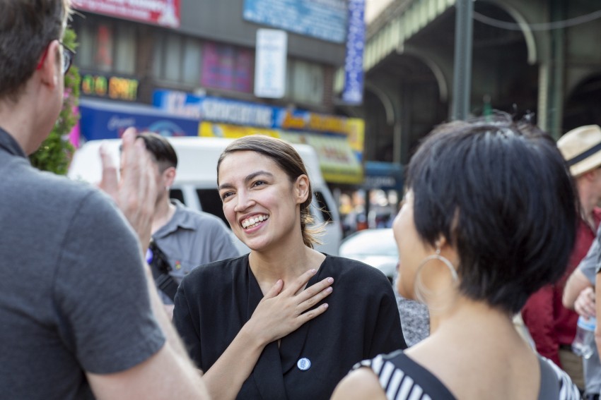 La joven congresista Alexandria Ocasio-Cortez nominó a Bernie Sanders.