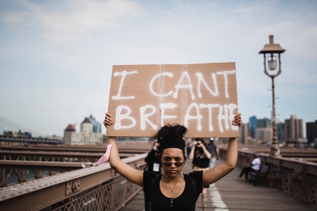 "No puedo respirar": consigna en las marchas contra la violencia racial en EEUU.