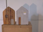 De la serie "El orden que asoma". Casitas de madera y cemento con inscrustaciones del material opuesto.